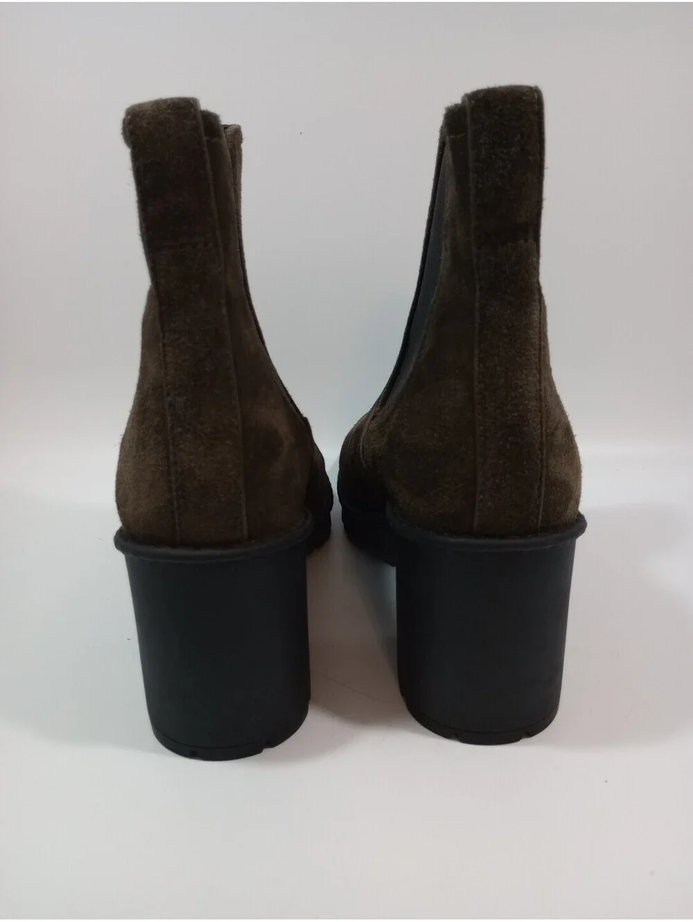 VINCE Water Repellant Suede Chelsea Ankle Boot Army Green Sz 10 MSRP $400 Block